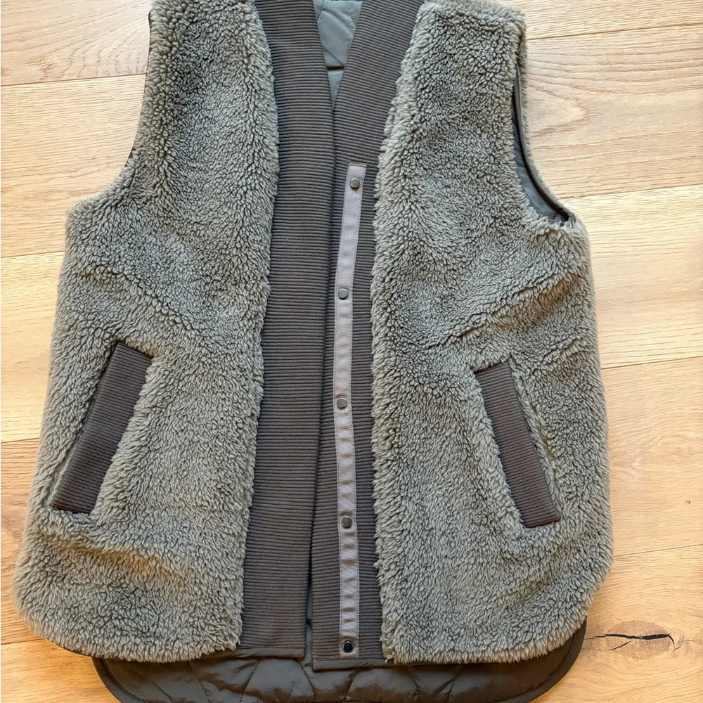 Varley Quilted Olive Green Sleeveless Vest